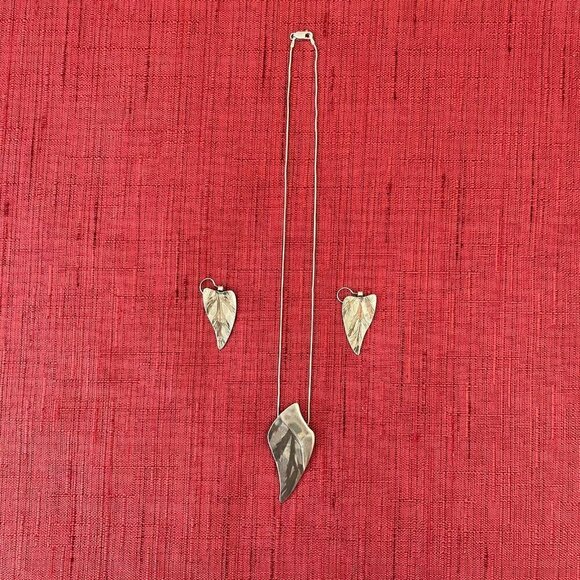 Jessie Senecal Handmade Sterling Sliver "Cedar" Necklace and Earrings - Picture 3 of 4